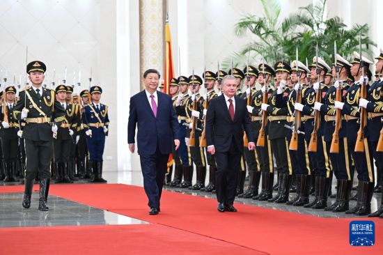 1月24日下午，国家主席习近平在北京人民大会堂同来华进行国事访问的乌兹别克斯坦总统米尔济约耶夫举行会谈。这是会谈前，习近平在人民大会堂北大厅为米尔济约耶夫举行欢迎仪式。新华社记者 岳月伟 摄