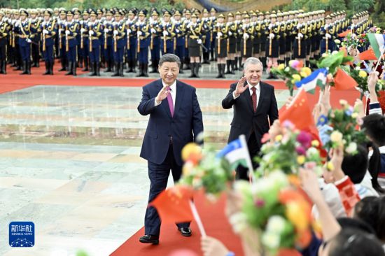 1月24日下午，国家主席习近平在北京人民大会堂同来华进行国事访问的乌兹别克斯坦总统米尔济约耶夫举行会谈。这是会谈前，习近平在人民大会堂北大厅为米尔济约耶夫举行欢迎仪式。新华社记者 殷博古 摄