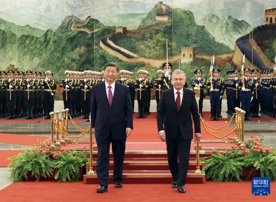 1月24日下午，国家主席习近平在北京人民大会堂同来华进行国事访问的乌兹别克斯坦总统米尔济约耶夫举行会谈。这是会谈前，习近平在人民大会堂北大厅为米尔济约耶夫举行欢迎仪式。新华社记者 丁林 摄