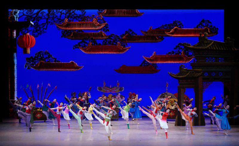 1月26日晚，中央芭蕾舞团贺岁芭蕾舞剧《过年》作为开幕演出，亮相阿布扎比国际艺术节，图为剧照。中央芭蕾舞团供图