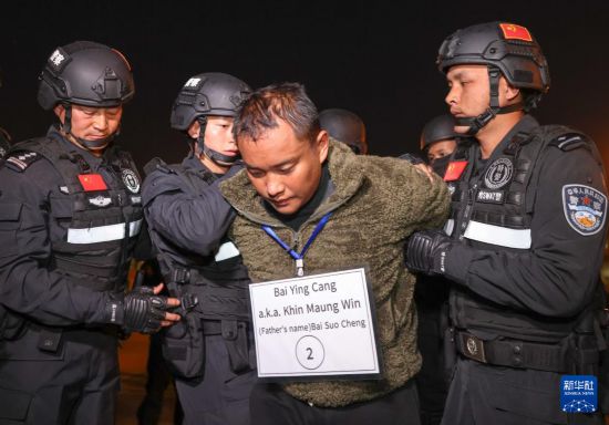 1月30日，在缅甸内比都国际机场，缅甸警方依法向我公安机关移交缅北重大犯罪嫌疑人白应苍。新华社记者 殷刚 摄