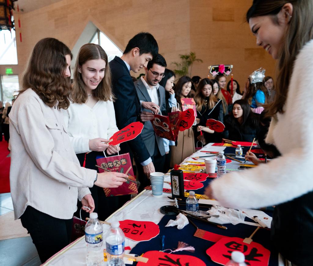 1月28日，在位于美国华盛顿的中国驻美国大使馆，美国学生在中美青年新春联欢活动上体验中国书法。新华社记者 刘杰 摄