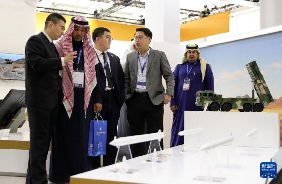 2月5日，在沙特阿拉伯利雅得，人们在中国展区参观。新华社记者 王东震 摄