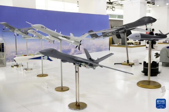 这是2月5日在沙特阿拉伯利雅得拍摄的防务展上的无人机模型。新华社记者 王东震 摄