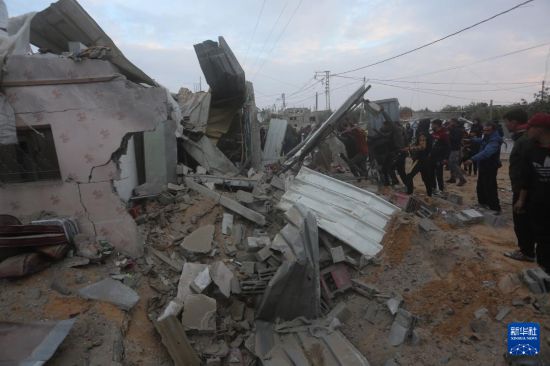 2月5日，在加沙地带南部城市拉法，人们查看以军空袭后的建筑废墟。新华社发（哈立德·奥马尔摄）