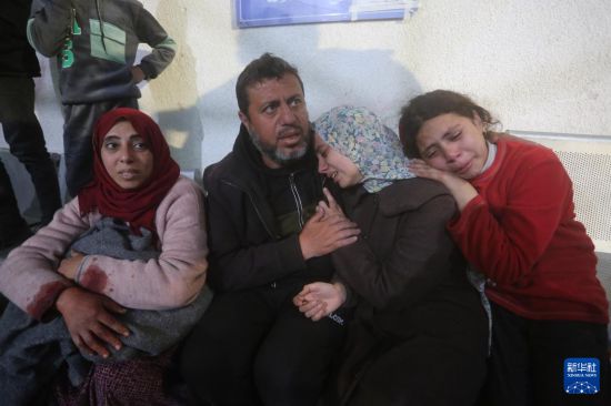 2月5日，人们在加沙地带南部城市拉法一家医院悼念死者。新华社发（哈立德·奥马尔摄）