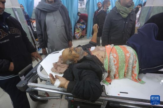 2月5日，在加沙地带南部城市拉法，一名伤者被送到医院。新华社发（哈立德·奥马尔摄）