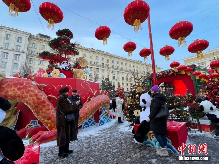 当地时间2月9日，中国农历新年庆祝活动启动仪式在莫斯科市中心的卡梅尔格尔斯基巷举行。中国驻俄大使张汉晖，俄罗斯外交部发言人扎哈罗娃，以及俄罗斯文化部和莫斯科市政府官员出席。庆祝活动将持续至18日。图为当地民众在特维尔广场与大熊猫玩偶合影。<a target='_blank' href='/'><p  align=