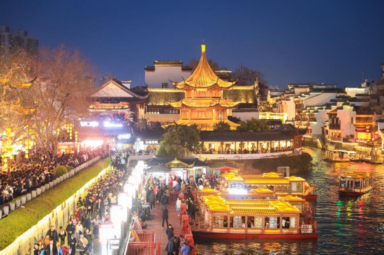 2月14日，游客在南京夫子庙景区赏灯游玩。（新华社发，苏阳摄）