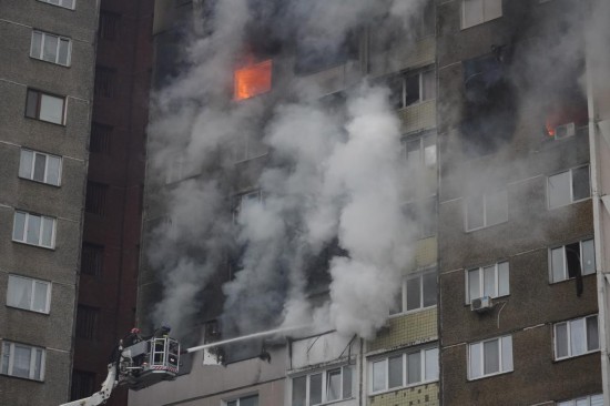 2月7日，消防员在乌克兰基辅为被导弹碎片击中的居民楼灭火。综合乌克兰各地官方消息，俄罗斯军队7日对乌首都基辅等地发动的新一轮空袭造成5人死亡、51人受伤。新华社发（罗曼·佩图什科夫摄）
