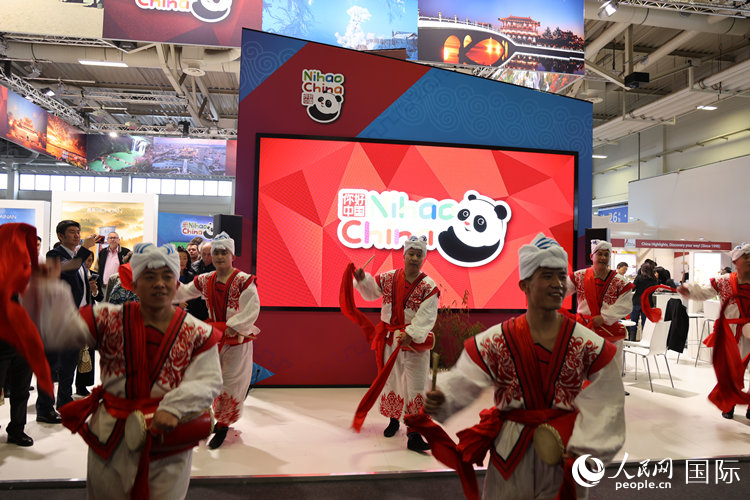 陕西腰鼓队在中国馆开幕式上为嘉宾表演。人民网记者 刘仲华摄