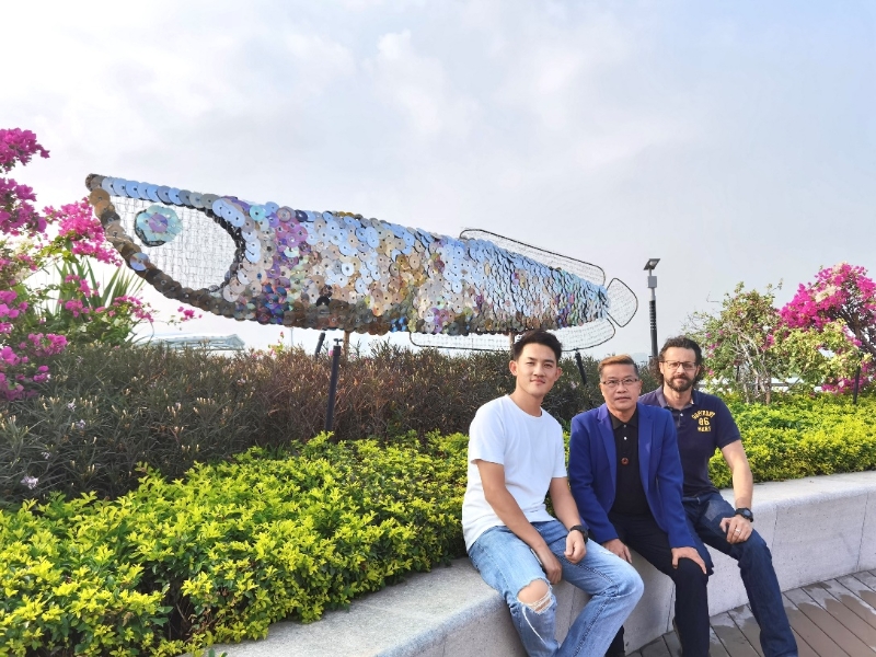 菲律宾艺术家波·安兹（左二）与友人在可回收垃圾制作的大型艺术装置前。受访者供图