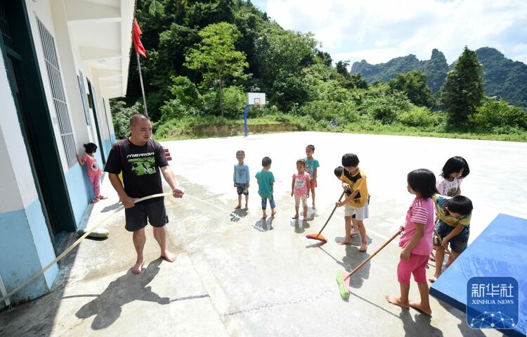 新华全媒＋丨绽放在讲台上的青春——广西大山教师12年调研采访影像志