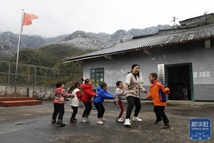 新华全媒＋丨绽放在讲台上的青春——广西大山教师12年调研采访影像志