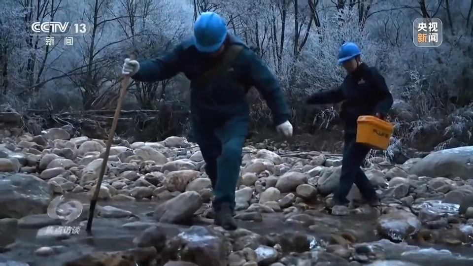 焦点访谈丨融化线路冰雪 守护万家灯火 背后是秦岭深处他们的坚守