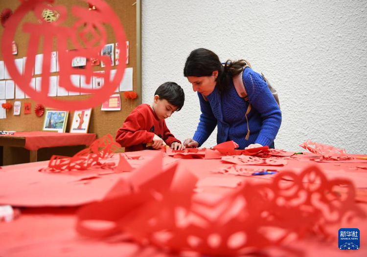 特写丨在日内瓦中文学校“晒太阳，过大年”