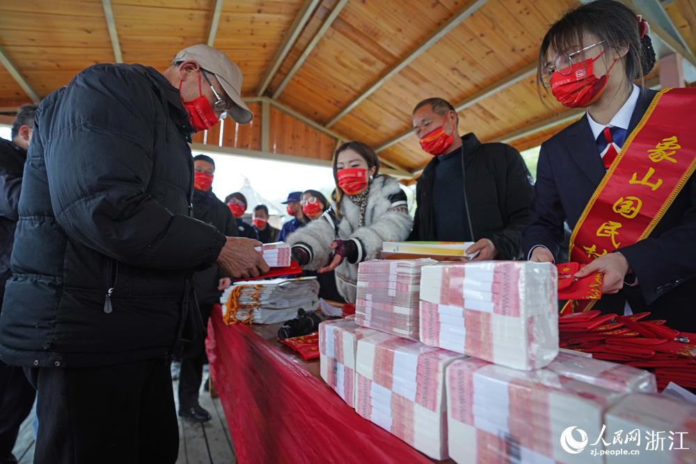 宁波象山茅洋乡银洋村众筹旅游项目分红仪式举行。人民网 章勇涛摄