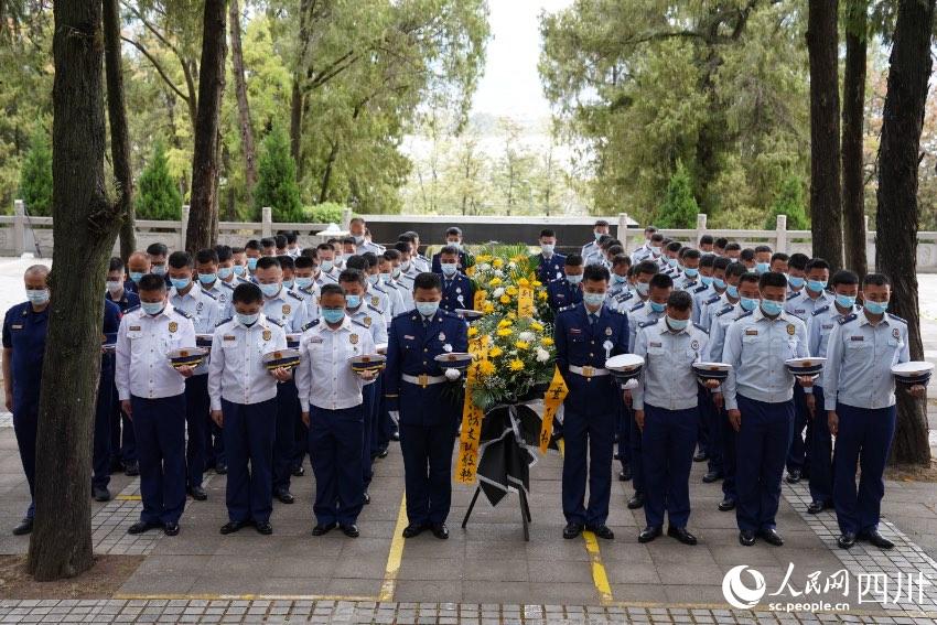 凉山州森林消防支队驻西昌全体消防救援人员一同前往西昌市烈士陵园举行纪念活动。樊文渊摄