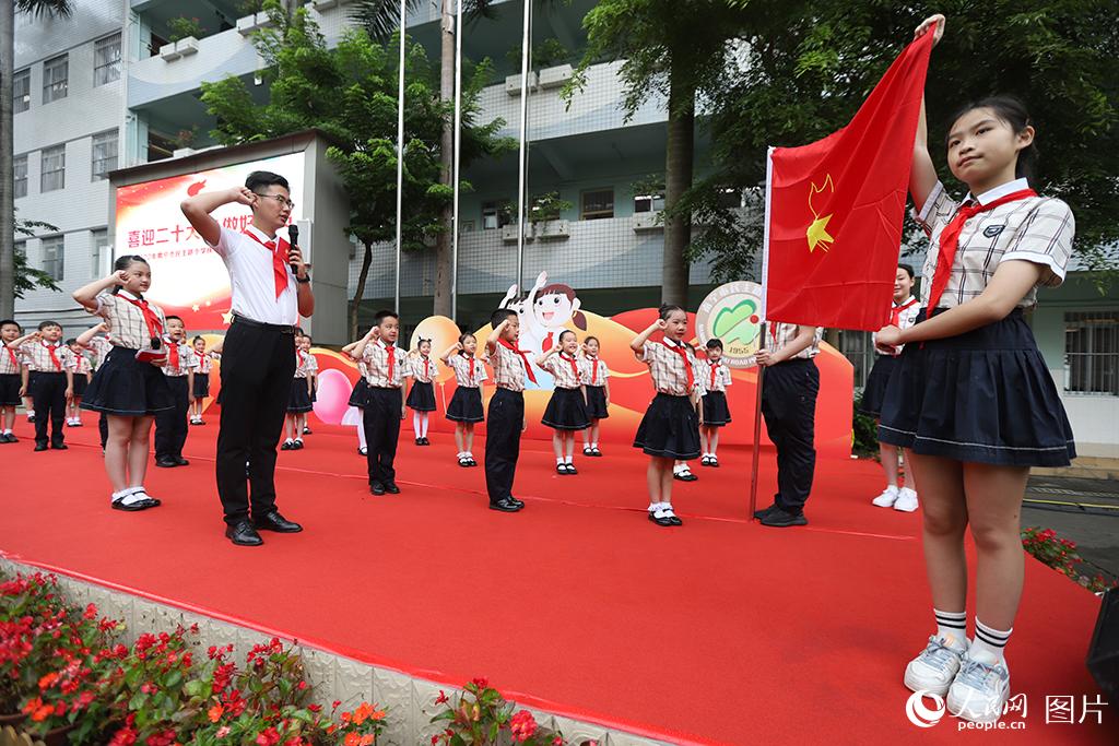 5月31日，在广西壮族自治区南宁市民主路小学，学校大队辅导员带领少先队员呼号。人民网记者 严立政摄