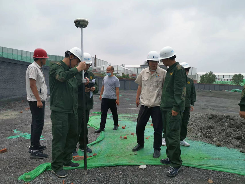 国情调查测量专家在滦州市司家营研山铁矿对以往钻孔进行测量。袁海波摄