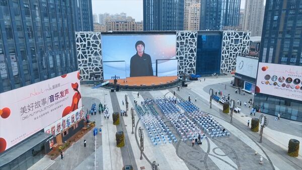 中国女足主教练水庆霞通过视频为家乡争创全国禁毒示范城市加油。盐城公安供图