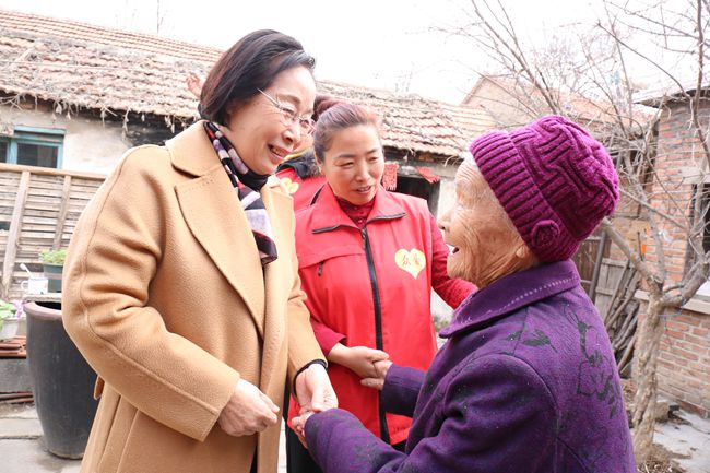 王桂英走访已帮扶六年的齐陵街道北门村96岁孤寡老人孟秀英（左一为王桂英）