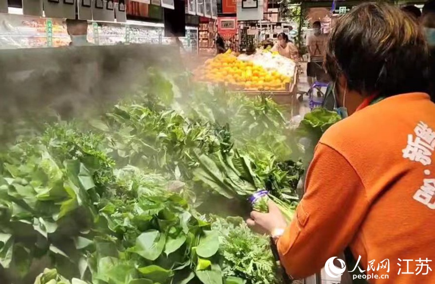 在大润发长江北路店里，果蔬、肉蛋等生活必需品种类齐全，供应充足，市民正有序选购。无锡市委网信办供图