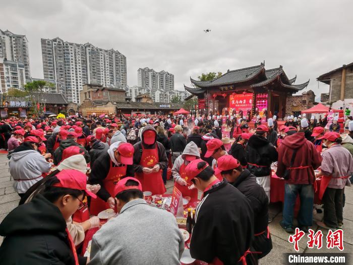 福建三明：两岸千人体验沙县小吃技艺PG电子平台(图1)