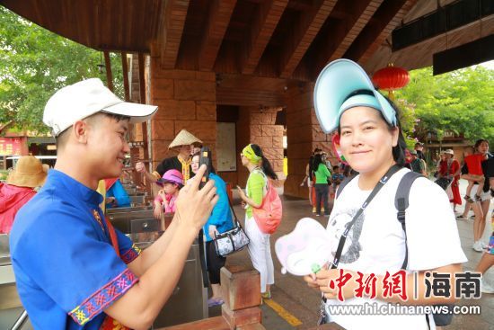 游客在景区专用通道体验“海南旅游年卡”快捷服务 槟榔谷景区供图