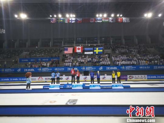 2019中国河北国际混合双人冰壶公开赛颁奖仪式现场升国旗奏国歌。　李晓伟 摄