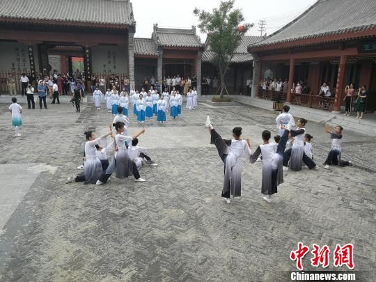 诵读国学经典展演。　王鹏 摄