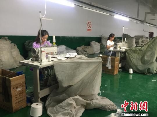 图为坪垭藏族自治乡引进企业兴办了酒店用品扶贫车间，女工们实现家门口就业。　崔琳 摄