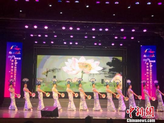 第四届美丽乡村国际微电影艺术节启动演出现场 张桂芹 摄