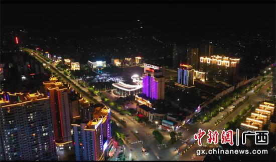 图为实施亮化提升改造工程后的横县夜景。