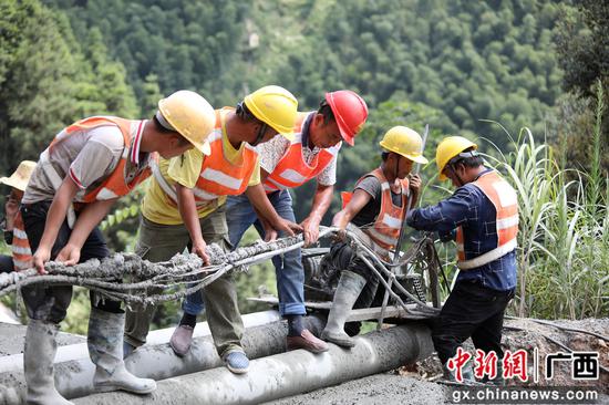 8月13日，融水苗族自治县境内的罗融二级公路施工路段，工人们正冒着37℃的高温在进行作业。