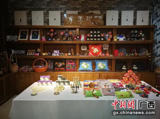 图为梁巧恩开发的茉莉文创产品。