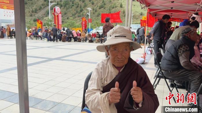 西藏自治区昌都市左贡县田妥镇义诊点，藏族奶奶对义诊志愿者表示肯定。　曹旭帆 摄