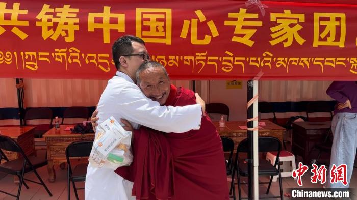西藏自治区昌都市左贡县田妥镇义诊点，一位僧人对北京京煤集团总医院呼吸科主任医师陈亮表示感谢。　曹旭帆 摄