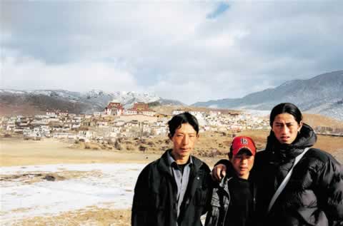 格桑去年春节回家与两个表兄弟到香格里拉松赞林寺朝拜时的合影