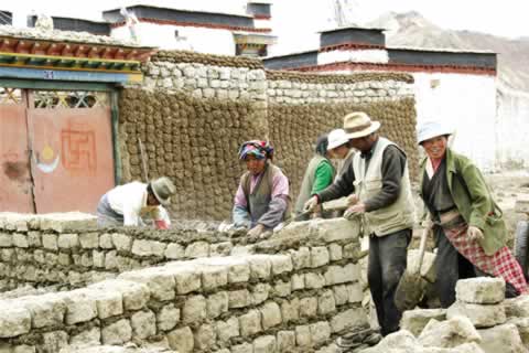 安康村里的村民喜建新居