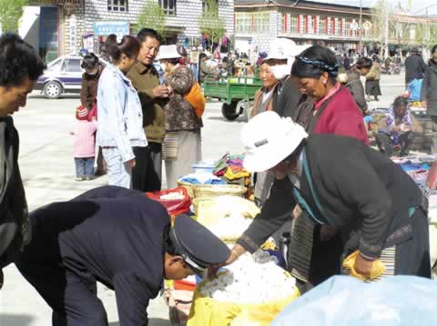 江孜县养牛专业户在县城出售酥油、奶渣. 彭剑明/摄