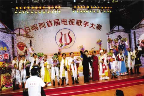 上海文广集团援建的日喀则地区电视台400平米演播室,2005年9月已正式投入使用.