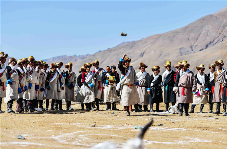 西藏拉萨市达孜县的老百姓举行“石头击牛角”民间体育活动。普布扎西 摄.jpg