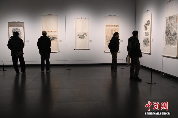 玉树“远古史画”岩画拓片展亮相西藏美术馆