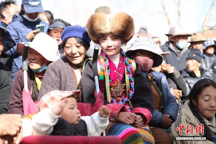 （新春走基层）欢歌笑语迎双节西藏山南新春联欢会热闹开演