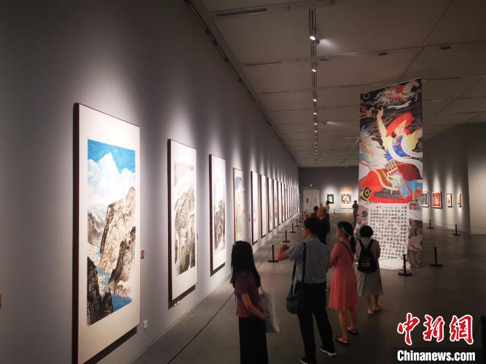 民众参观“隔山对话——川藏美术名家交流展”。　单鹏 摄