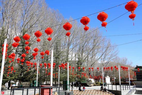 2月10日，古城拉萨宗角禄康公园红彤彤的灯笼高挂，洋溢着浓郁的节日喜庆氛围。