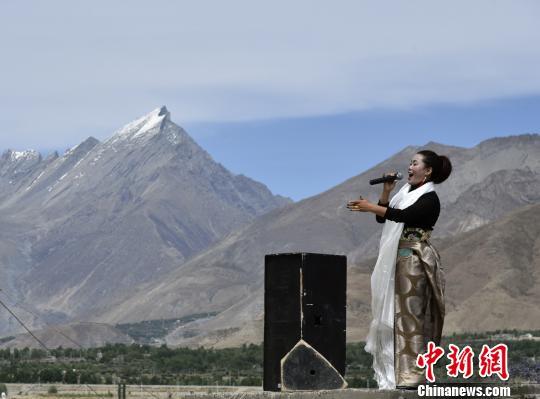 西藏军区官兵雅鲁藏布江畔观赏藏族歌舞
