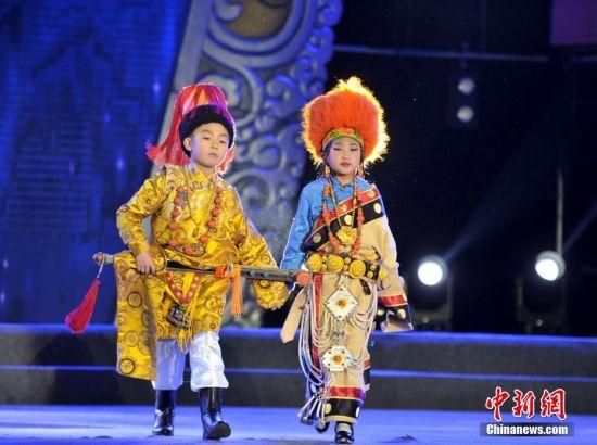 8月3日晚，四川理塘县一群藏族小帅哥和小美女带来了一场精彩的藏族服饰秀，小朋友们穿着漂亮的藏装现场刮起了“最炫民族风”，引台下观众掌声、喝彩声不断。 刘忠俊 摄