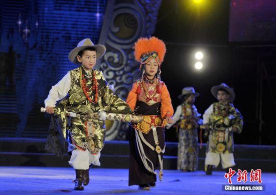 8月3日晚，四川理塘县一群藏族小帅哥和小美女带来了一场精彩的藏族服饰秀，小朋友们穿着漂亮的藏装现场刮起了“最炫民族风”，引台下观众掌声、喝彩声不断。 刘忠俊 摄